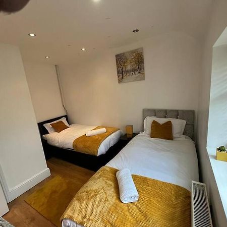 Fabulous 3 Bedroom House , Sleeps Up To 5-7 Guest. South Ockendon Exterior foto