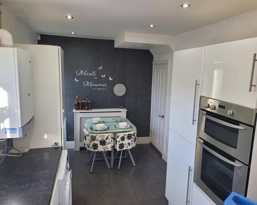 Fabulous 3 Bedroom House , Sleeps Up To 5-7 Guest. South Ockendon Exterior foto