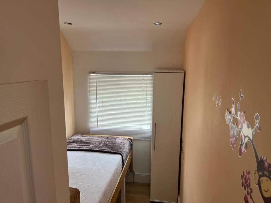 Fabulous 3 Bedroom House , Sleeps Up To 5-7 Guest. South Ockendon Exterior foto