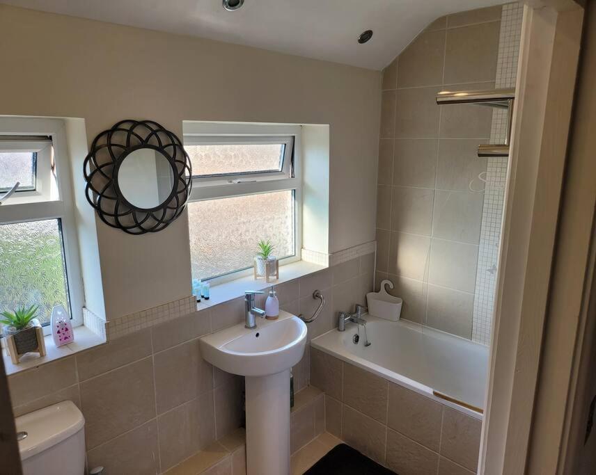 Fabulous 3 Bedroom House , Sleeps Up To 5-7 Guest. South Ockendon Exterior foto