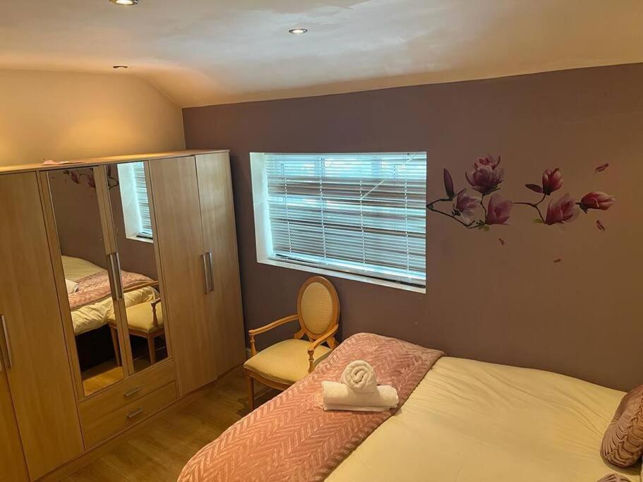 Fabulous 3 Bedroom House , Sleeps Up To 5-7 Guest. South Ockendon Exterior foto